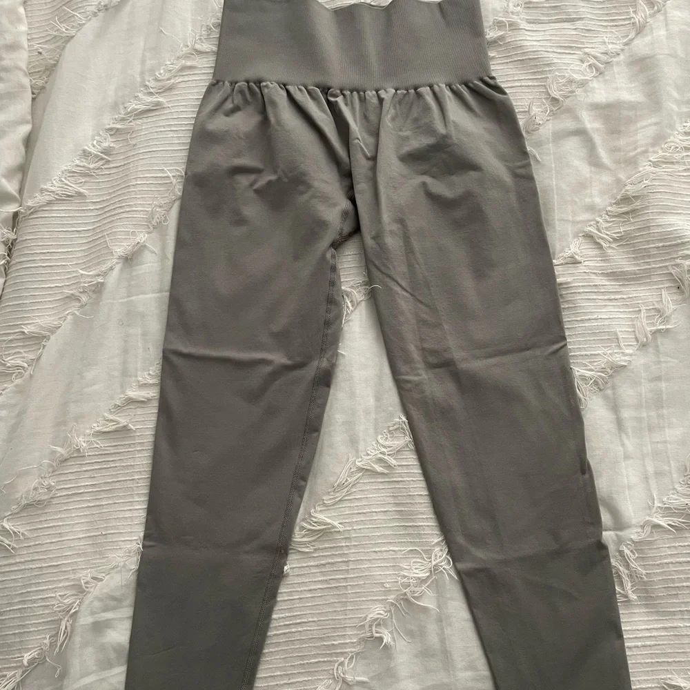 Light Gray Solid Seamless Leggings - Picture 3 of 4